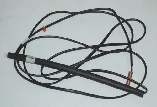 Temperatursensor mit Kabeln für Daikin-Systeme, konzipiert für die Messung der Wassertemperatur in Heiz- und Kühlanlagen. Kabel sind in verschiedenen Längen angeordnet.